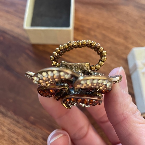Oversized rhinestone flower cocktail ring - Picture 4 of 11